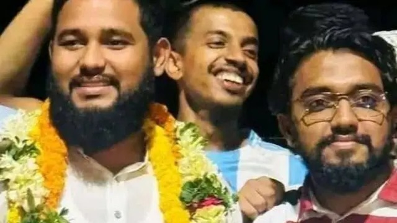 নারীর প্রতি সহিংসতার অভিযোগে কারাবন্দিরা জামিনে বেরিয়েই নায়ক বনে যাচ্ছেন, তাদেরকে ফুল-মালায় বরণ করছেন একদল মানুষ | ছবি: প্রিয়ভূমি