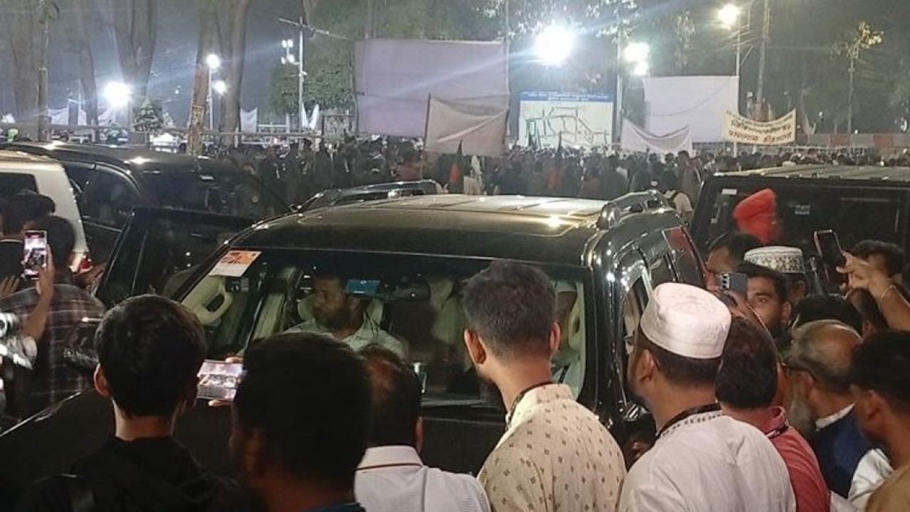 শহীদ মিনারে জামায়াত আমিরকে ঘিরে ‘রাজাকার’ ও ‘একাত্তরের দালাল’ স্লোগান (ভিডিও)