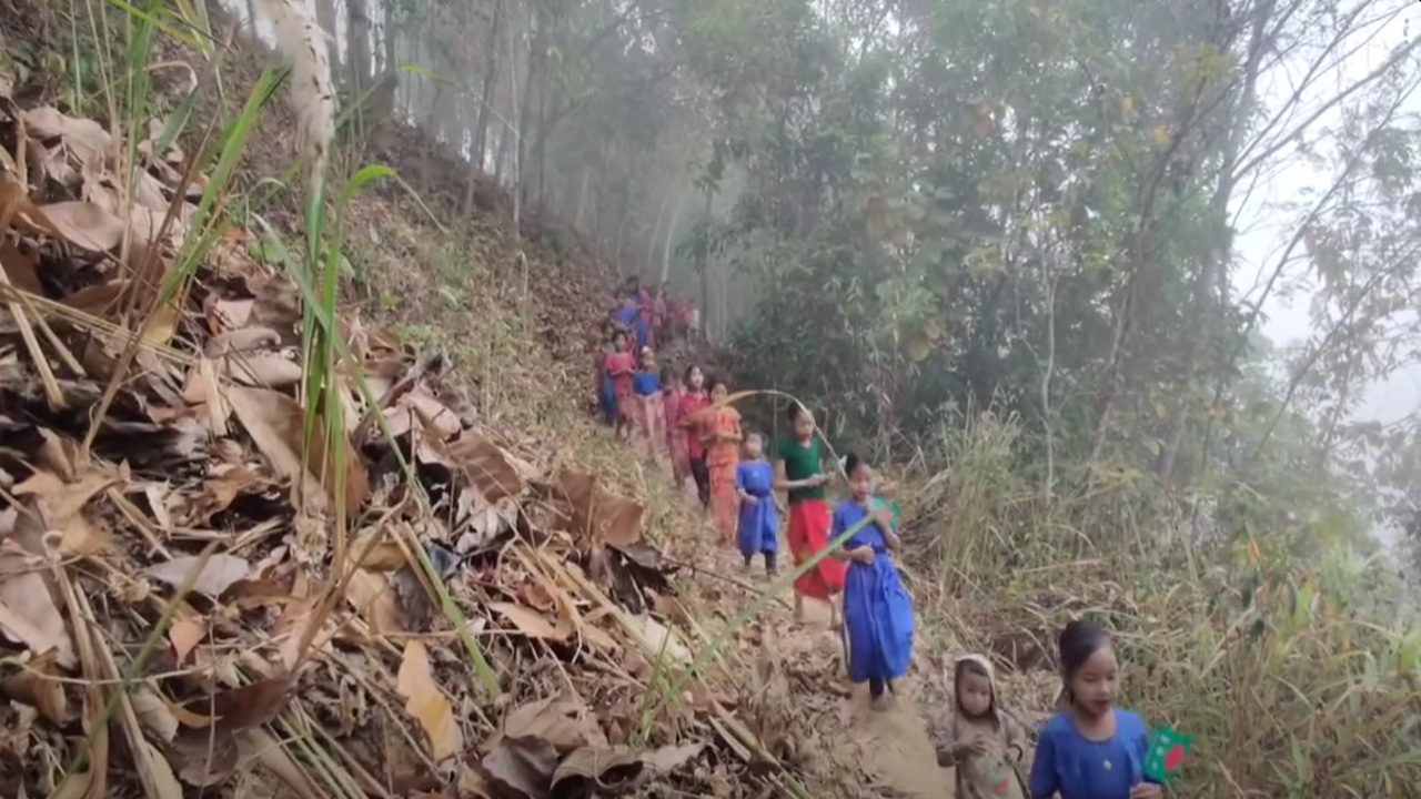 ম্রো শিশুদের কণ্ঠে ‘আমার ভাইয়ের রক্তে রাঙানো’ (ভিডিও)