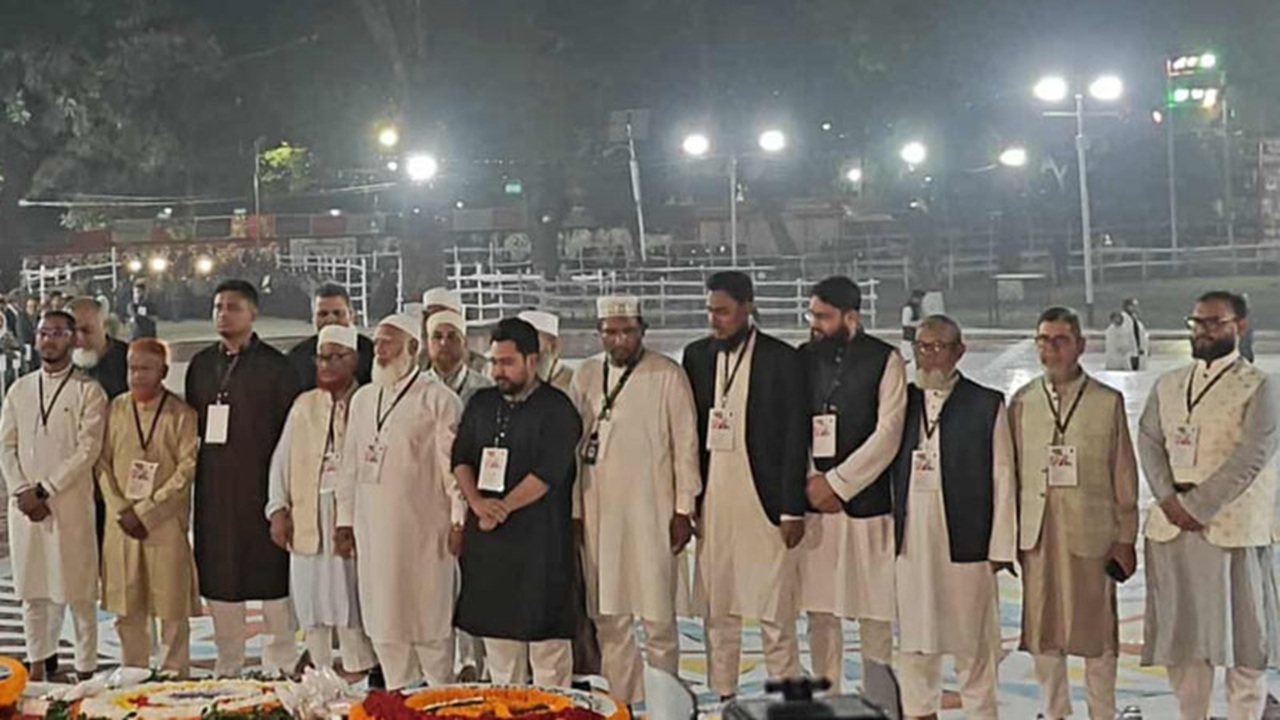 শহীদ বেদীতে জামায়াতের রাজনীতির ফুল