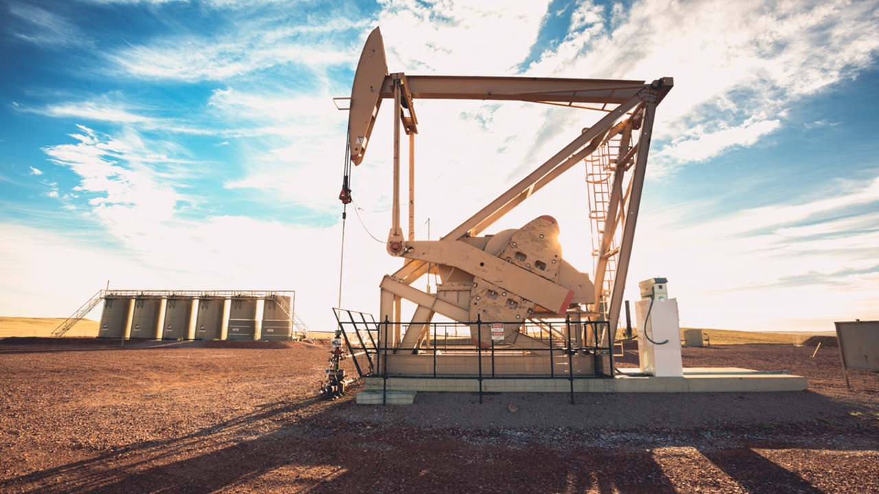 তেলের বাজারে আগুন, সংকটে বৈশ্বিক সরবরাহ চেইন