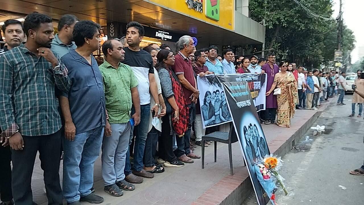 গণপতি চক্রবর্তী পরিবার হত্যা: জড়িতদের গ্রেপ্তার ও বিচার দাবিতে ধানমন্ডিতে মানববন্ধন