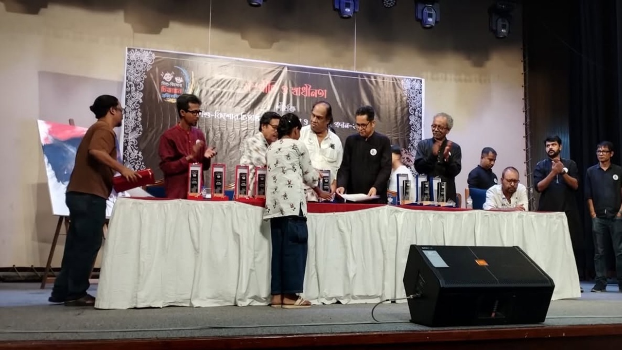 রঙ-তুলিতে সম্প্রীতি ও স্বাধীনতার গল্প, পুরস্কার পেল ১২ শিশু-কিশোর